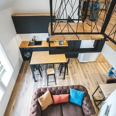 Le Factory Aux Pieds De La Gare Sncf Laval (Mayenne)